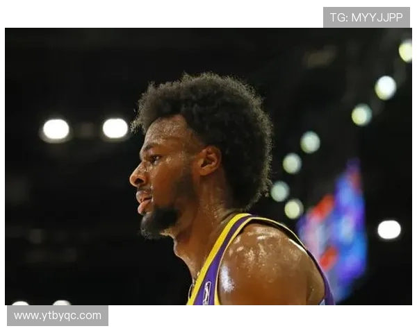 NBA新星布朗尼火力全开侧翼精准三分不断命中掀起场上进攻狂潮