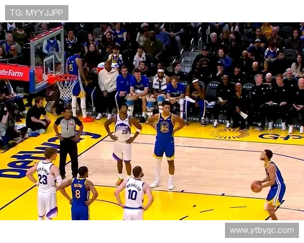 库里赞扬队友表现出色强调团队合作的重要性与团结精神